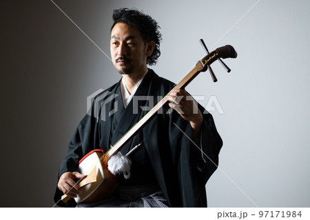 髭の男性の和楽器シリーズ 三味線 髭の男性の和楽器シリーズ 三味線 97171984