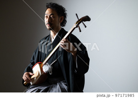 髭の男性の和楽器シリーズ　三味線　　　 97171985
