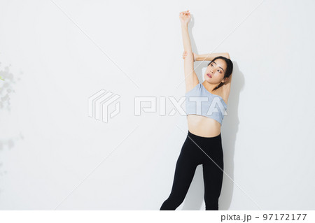 スポーツウェアの女性　 97172177