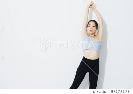 スポーツウェアの女性　 97172178
