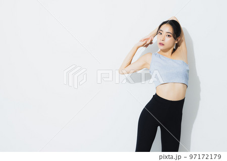 スポーツウェアの女性　 97172179