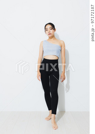 スポーツウェアの女性　 97172187