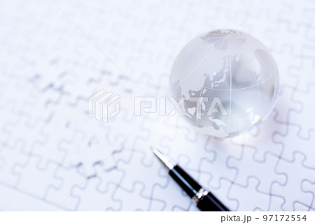 ジグソーパズルの上の地球儀　ラストピース　明るめ 97172554