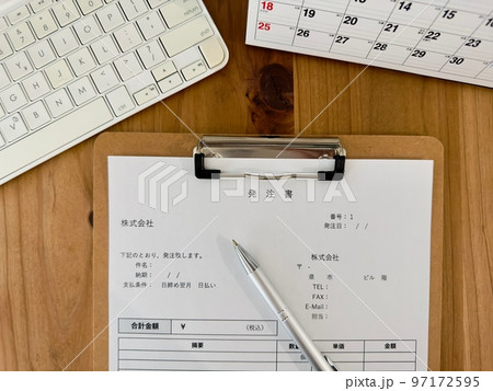 発注書 書類作成 ビジネスシーン 発注書 書類作成 ビジネスシーン 97172595