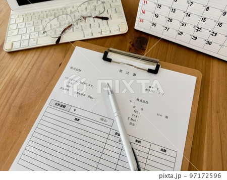 発注書　書類作成　ビジネスシーン 97172596