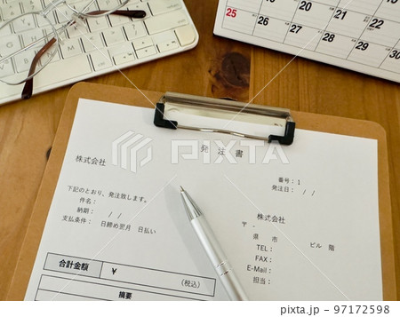発注書　書類作成　ビジネスシーン 97172598