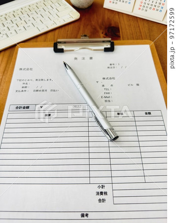発注書 書類作成 ビジネスシーン 縦位置 発注書 書類作成 ビジネスシーン 縦位置 97172599