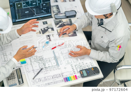 現場代理人　工事監理者　一級建築士　図面　ミーティング　建設現場　ジェスチャー　現場定例会 97172604