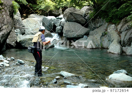 早戸川源流の原小屋沢でルアーフィッシングをする男性アングラー 97172654