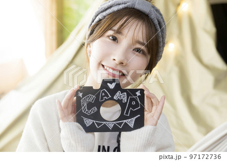 ハンモックに座って文字を見せる若い女性 家キャン おうちキャンプ キャンプイメージ ハンモックに座って文字を見せる若い女性 家キャン おうちキャンプ キャンプイメージ 97172736