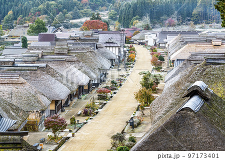 福島県南会津郡 伝統的な茅葺屋根の建物が並ぶ大内宿を展望台から写す 福島県南会津郡 伝統的な茅葺屋根の建物が並ぶ大内宿を展望台から写す 97173401