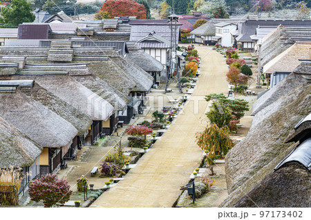 福島県南会津郡 伝統的な茅葺屋根の建物が並ぶ大内宿を展望台から写す 福島県南会津郡 伝統的な茅葺屋根の建物が並ぶ大内宿を展望台から写す 97173402