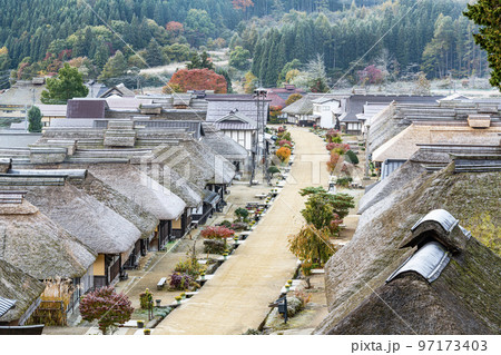 福島県南会津郡　伝統的な茅葺屋根の建物が並ぶ大内宿を展望台から写す 97173403