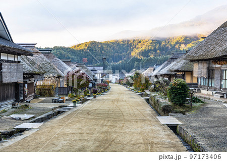 福島県南会津郡 伝統的な茅葺屋根の建物が並ぶ有名な観光地「大内宿」 福島県南会津郡 伝統的な茅葺屋根の建物が並ぶ有名な観光地「大内宿」 97173406