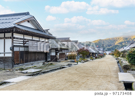 福島県南会津郡　伝統的な茅葺屋根の建物が並ぶ有名な観光地「大内宿」 97173408