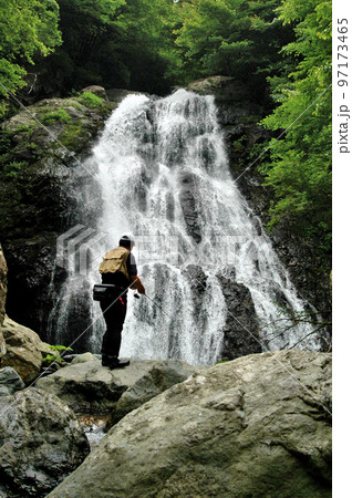 早戸川の雷滝でルアーフィッシングをする男性アングラー 97173465