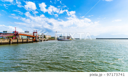 夏空を背景に港と公園風景「みなと憩い広場から観る風景」 夏空を背景に港と公園風景「みなと憩い広場から観る風景」 97173741