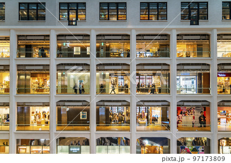 【東京都】日本郵便が手がける商業施設KITTEの内観 97173809