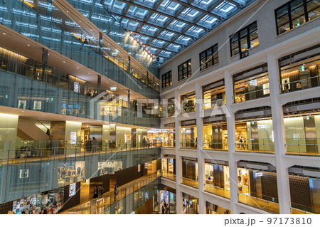 【東京都】日本郵便が手がける商業施設KITTEの内観 97173810