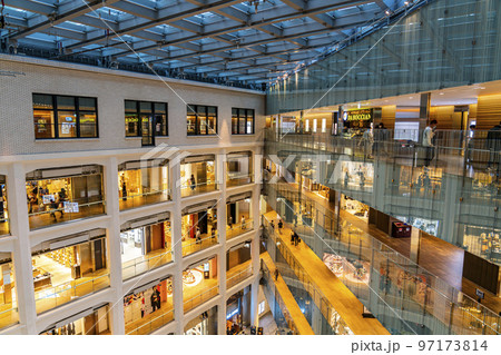 【東京都】日本郵便が手がける商業施設KITTEの内観 97173814