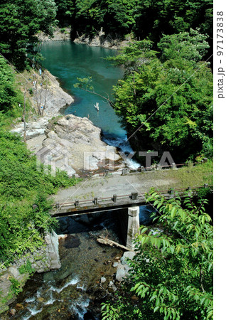 新しい八丁滝から見た旧八丁滝と早戸川の流れ込み 97173838