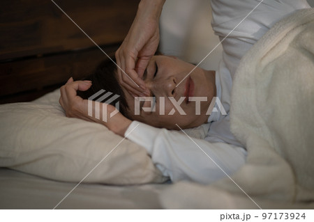 ベッドから起きれない女性 ベッドから起きれない女性 97173924