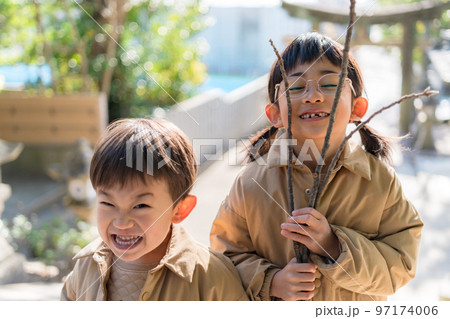 歯が抜けた女の子　乳歯が抜けた子供 97174006