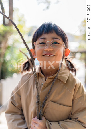 歯が抜けた女の子 乳歯が抜けた子供 歯が抜けた女の子 乳歯が抜けた子供 97174007