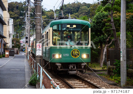 走行中の江ノ電鎌倉行 走行中の江ノ電鎌倉行 97174187