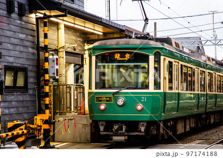 ホームに停車中の江ノ電 ホームに停車中の江ノ電 97174188