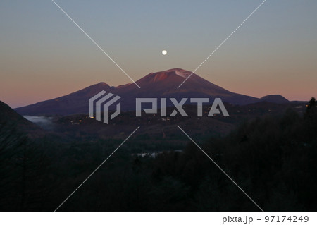 浅間山に沈む寒月【2022年最後の満月】 97174249