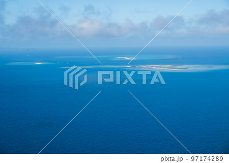 エメラルドグリーンの海が明るく鮮やかに光る無人島 エメラルドグリーンの海が明るく鮮やかに光る無人島 97174289