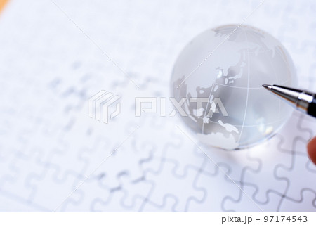 ジグソーパズルの上の地球儀 ラストピース 明るめ ジグソーパズルの上の地球儀 ラストピース 明るめ 97174543