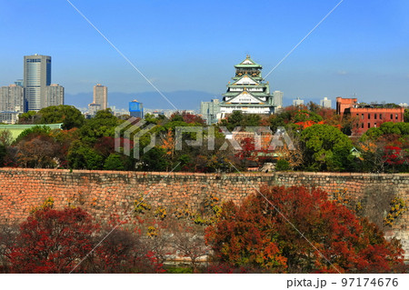 【大阪府】晴天の大阪城とOAPタワー 97174676