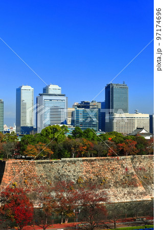 【大阪府】晴天の大阪ビジネスパークと大阪城公園 【大阪府】晴天の大阪ビジネスパークと大阪城公園 97174696