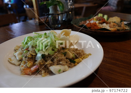 バリ島で食べるインドネシアの伝統料理ナシゴレン 97174722