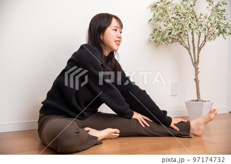 ストレッチする女性　stretch 97174732
