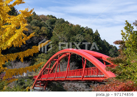 王滝湖かけ橋の紅葉 97174856