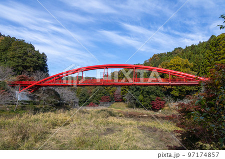 王滝湖かけ橋の紅葉 王滝湖かけ橋の紅葉 97174857