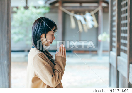 参拝する女性　worship 97174866