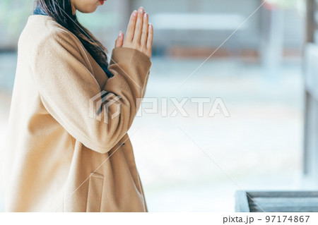 参拝する女性 worship 参拝する女性 worship 97174867