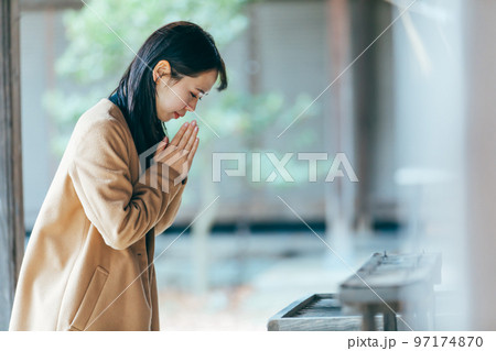 参拝する女性　worship 97174870