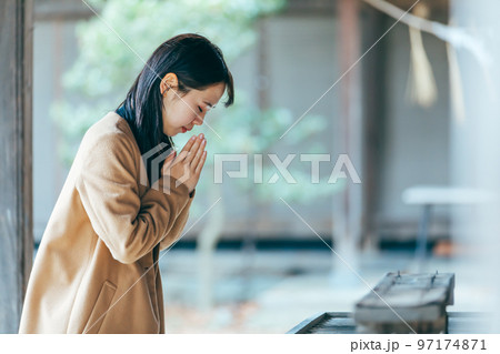 参拝する女性　worship 97174871