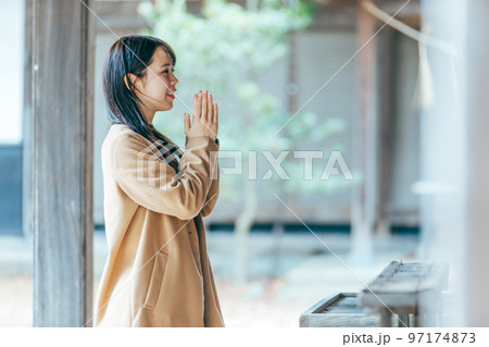 参拝する女性　worship 97174873
