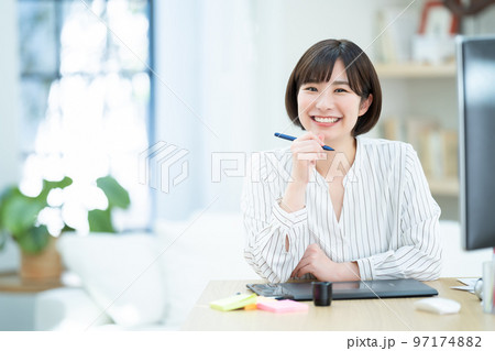 女性、PC、ビジネス、テレワーク、仕事、笑顔、ビジネスマン、OL、在宅ワーク、ノートパソコン 女性、PC、ビジネス、テレワーク、仕事、笑顔、ビジネスマン、OL、在宅ワーク、ノートパソコン 97174882