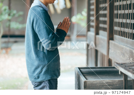 参拝する男性　worship 97174947