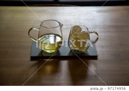 ポットに入った緑茶と氷の入ったグラス ポットに入った緑茶と氷の入ったグラス 97174956
