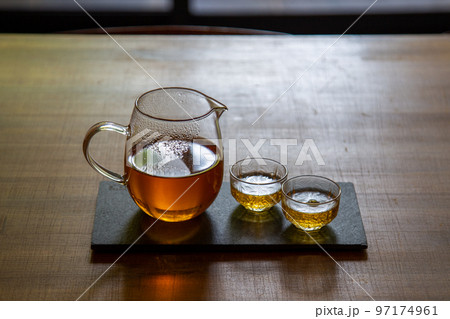 透明のグラスに入った東方美人茶 97174961