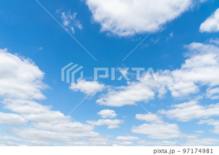 空、青空、雲、青い空、風景、晴れ、コピースペース、背景素材、背景、バックグラウンド、人物無し、自然 97174981