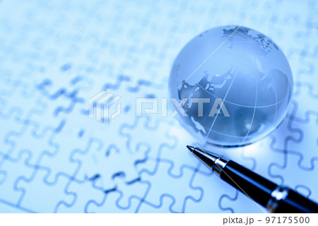 ジグソーパズルの上の地球儀　ラストピース　青色 97175500